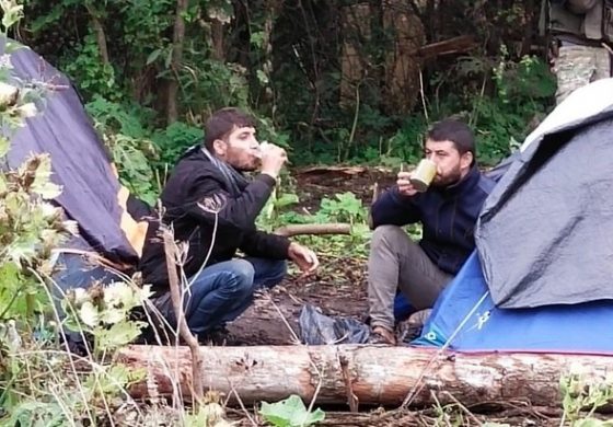 Rotacja w grupie migrantów koczujących nad polską granicą