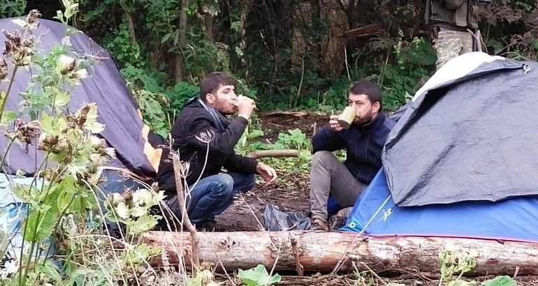 Rotacja w grupie migrantów koczujących nad polską granicą