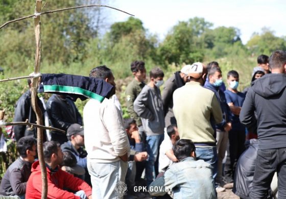 Migranci z białoruskiej granicy po przekroczeniu granicy wywożeni są w głąb Polski