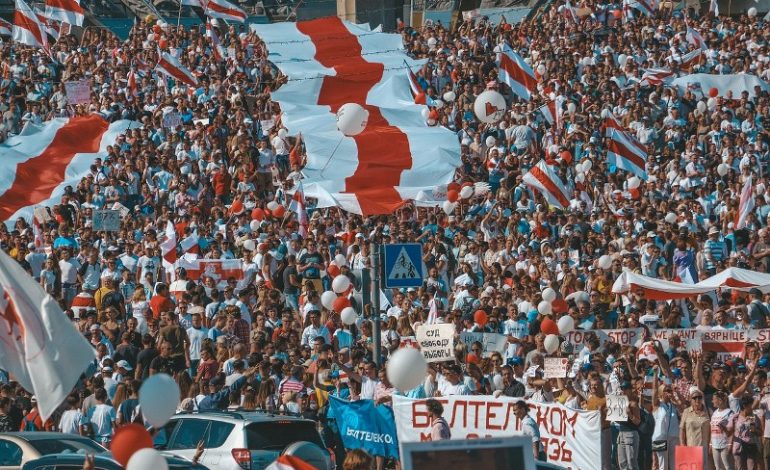 Reżim Łukaszenki ściga ukraińskiego mera za wywieszenie historycznej biało-czerwono-białej flagi w Dnieprze