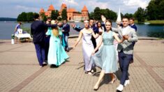 Tradycyjny polonez nie tylko w Wilnie, ale także w Trokach. Maturzyści zatańczyli na tle zamku trockiego