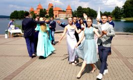 Tradycyjny polonez nie tylko w Wilnie, ale także w Trokach. Maturzyści zatańczyli na tle zamku trockiego