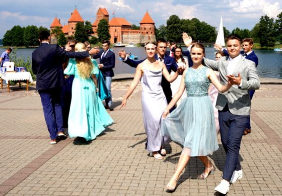 Tradycyjny polonez nie tylko w Wilnie, ale także w Trokach. Maturzyści zatańczyli na tle zamku trockiego