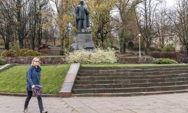 Dekomunizacja w Wilnie: Władze usuwają pomnik pisarza i działacza politycznego Petrasa Cvirki