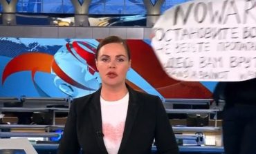 Niesamowite! Kobieta wdarła się do studia rosyjskiej reżimowej telewizji z transparentem przeciwko inwazji na Ukrainę (WIDEO)