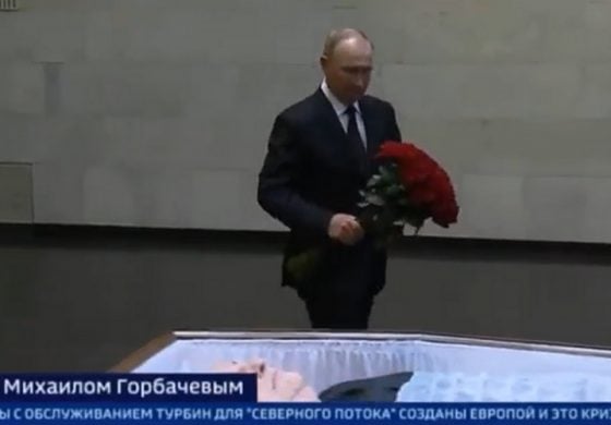 Putin odwiedzil trumnę z Gorbaczowem, ale nie będzie go na pogrzebie (WIDEO)