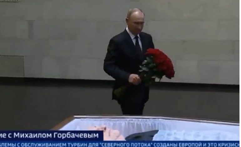 Putin odwiedzil trumnę z Gorbaczowem, ale nie będzie go na pogrzebie (WIDEO)