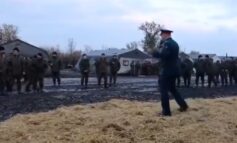 W taki sposób reżim zabawia "mobików" idących na rzeź (WIDEO)