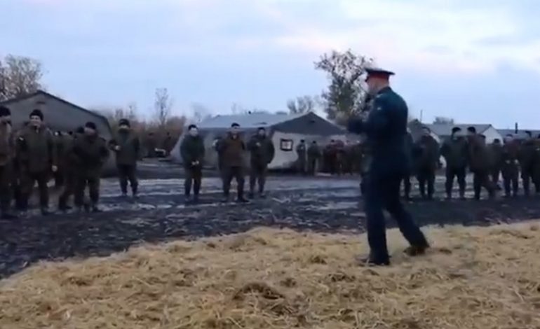 W taki sposób reżim zabawia "mobików" idących na rzeź (WIDEO)