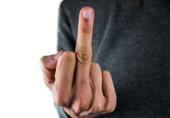 Ryga: Rosyjski attaché pokazał sąsiadom środkowy palec