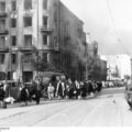 Warszawa. Ludność cywilna Woli prowadzona przez Niemców ulicą Wolską, przypuszczalnie w pierwszych dniach sierpnia 1944 r. podczas tzw. Rzezi Woli. Fot. Bundesarchiv. Źródło: Wikimedia Commons