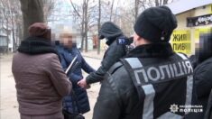 Ukraina: Kobieta wynajmowała syna do żebrania. Została złapana na gorącym uczynku (WIDEO)