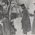 Major Jan Wojciech Kiwerski wręcza sztandar jednemu z batalionów 27 Wołyńskiej Dywizji AK. Wydarzenie miało miejsce na miesiąc przed śmiercią majora Kiwerskiego.
