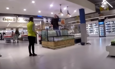 „Jestem karpiem” – w kaliningradzkim supermarkecie mężczyzna wskoczył do akwarium i pływał z karpiami (WIDEO)