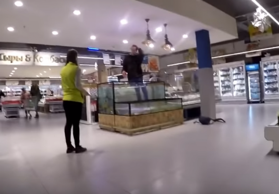 „Jestem karpiem” – w kaliningradzkim supermarkecie mężczyzna wskoczył do akwarium i pływał z karpiami (WIDEO)
