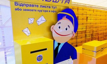 Szef Poczty Ukraińskiej zarabia dwieście razy więcej niż jego listonosze