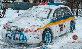 Mieszkańcy Dniepru ulepili ze śniegu radiowóz i wezwali policję
