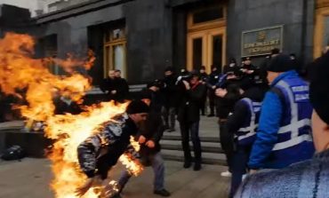 Mężczyzna podpalił się przed kancelarią prezydencką w Kijowie. Na szczęście nie doznał poważnych obrażeń