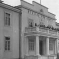 Wydział Powiatowy w Sarnach w okresie międzywojennym. W Parośli położonej w powiecie sarneńskim w 1943 roku miał miejsce pierwszy masowy mord UPA na ludności polskiej. Foto: Narodowe Archiwum Cyfrowe