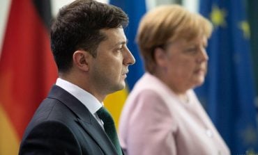 Zełenski w rozmowie telefonicznej z Merkel omówił sytuację w Donbasie i kwestię sankcji wobec urzędników Janukowycza