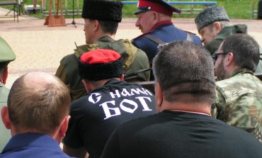 W Jekaterynburgu kozacy, w ramach „patrolu koronawirusowego”, zatrzymują kichających Azjatów