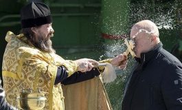 Rosyjska Cerkiew Prawosławna odradza swoim kapłanom podawanie reki wiernym do ucałowania