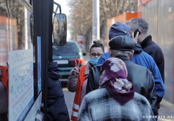 W Odessie obostrzenia kwarantanny powodują nerwowość mieszkańców – przepychanki w komunikacji miejskiej