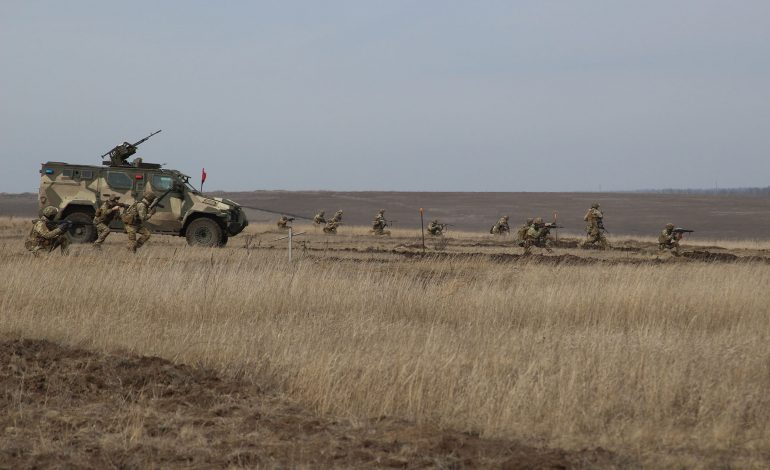 W ataku rakietowym w Donbasie zginął ukraiński żołnierz, a czterech zostało rannych