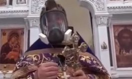 Rosyjski duchowny prawosławny pojawił się podczas nabożeństwa w masce przeciwgazowej. Przełożonym jego żart nie przypadł do gustu