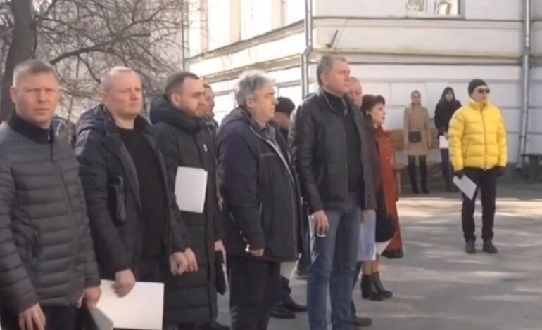 Z powodu zagrożenia koronawirusem deputowani miejscy Połtawy odbyli posiedzenie Rady Miasta na ulicy