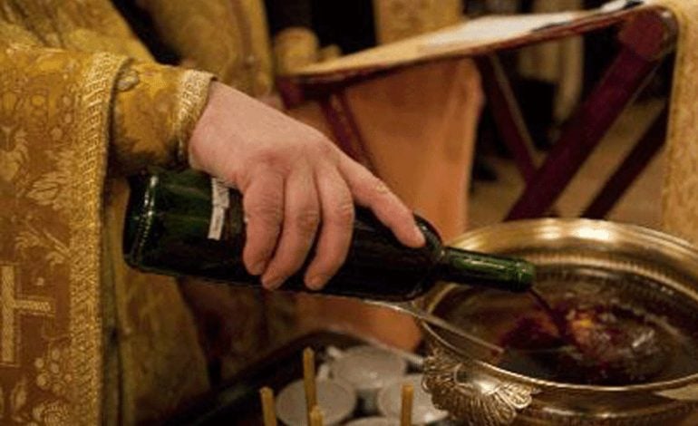 Podwójna porcja wina dla wiernych – sposób Rosyjskiej Cerkwi Prawosławnej na koronawirusa