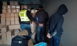 W Kijowie policja rozbiła grupę zbrojną, która ukradła sprzedawcom 100 tys. masek medycznych