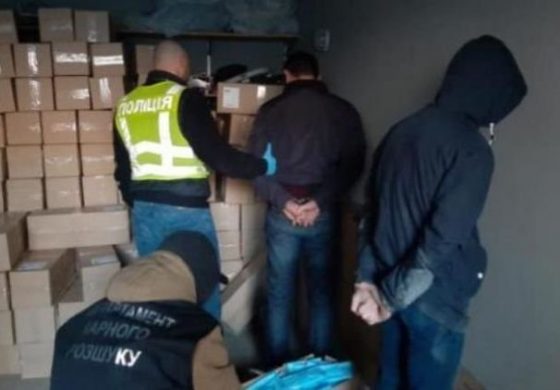 W Kijowie policja rozbiła grupę zbrojną, która ukradła sprzedawcom 100 tys. masek medycznych