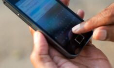 Azerowie muszą informować władze sms-em o wyjściach z domu