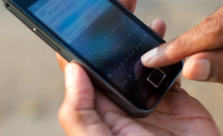 Azerowie muszą informować władze sms-em o wyjściach z domu