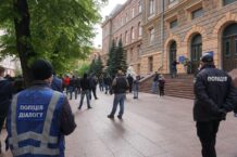 Apele i protesty lokalnych urzędników i przedsiębiorców w sprawie wznowienia działalności małego biznesu