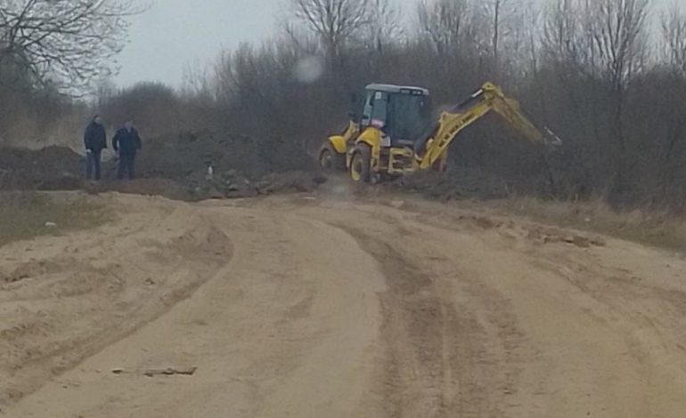 “Pracują koparki, dyżuruje FSB”. Rosja niszczy drogi na granicy z Białorusią