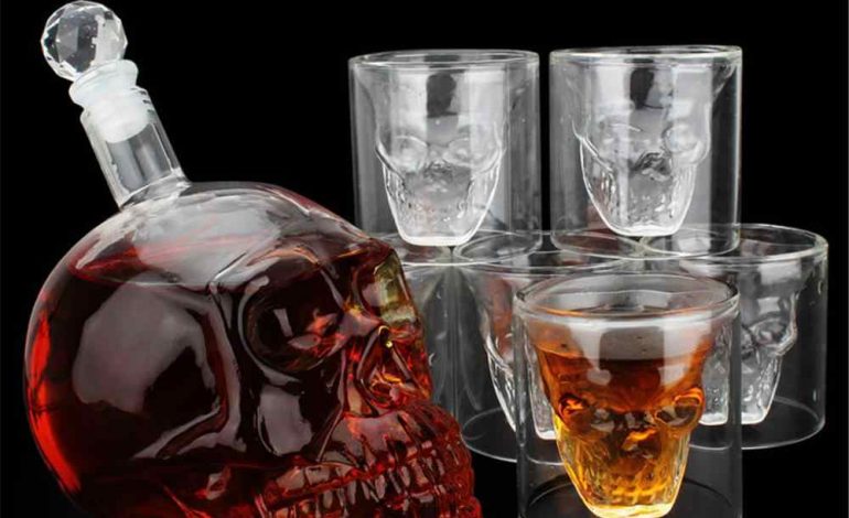 Wódką i whisky w koronawirusa. W Rosji odnotowano duży wzrost sprzedaży „chlebowego wina” i „rudej na myszy”