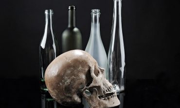W opuszczonym domu w Rosji znaleziono ludzki szkielet z butelką w garści