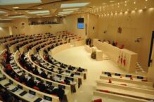 Gruzja przedłuża kontrowersyjne prawo