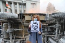 Protesty przed budynkiem ukraińskiego rządu za odwołaniem ministra spraw wewnętrznych. Jeden z manifestantów chciał się podpalić