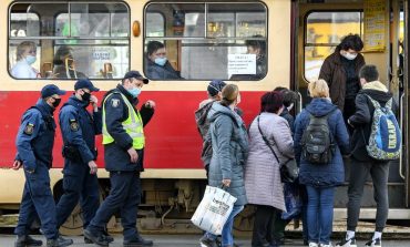 W Kijowie paczka chuliganów pobiła motorniczego tramwaju, który polecił im nałożenie masek (WIDEO)