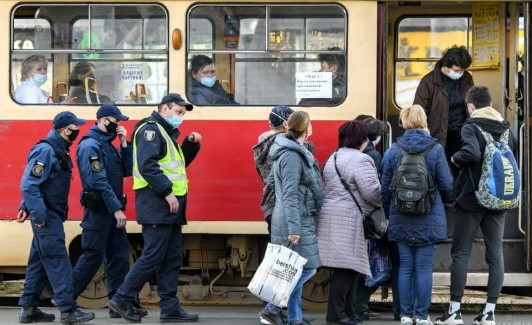 W Kijowie paczka chuliganów pobiła motorniczego tramwaju, który polecił im nałożenie masek (WIDEO)