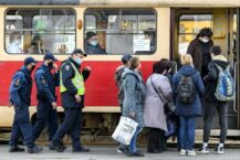 W Kijowie paczka chuliganów pobiła motorniczego tramwaju, który polecił im nałożenie masek (WIDEO)