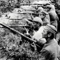 Żołnierze Legionów w okopach pod Polską Górą w rejonie Kostiuchnówki/ Domena Publiczna