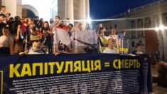 Manifestacja pod budynkiem kancelarii prezydenckiej w Kijowie przeciwko rozejmowi w Donbasie