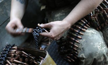 W Donbasie z powodu nieostrożnego obchodzenia się z bronią zginął ukraiński żołnierz, dwóch zostało rannych w wybuchu miny