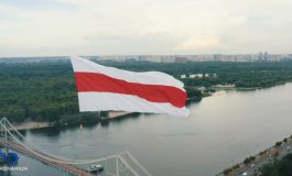 Flaga Białorusi nad Kijowem. Akcja poparcia dla białoruskich manifestantów (WIDEO)