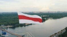 Flaga Białorusi nad Kijowem. Akcja poparcia dla białoruskich manifestantów (WIDEO)