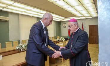 Zwierzchnik białoruskich katolików spotkał się z szefem MSW. Jest reakcja Łukaszenki